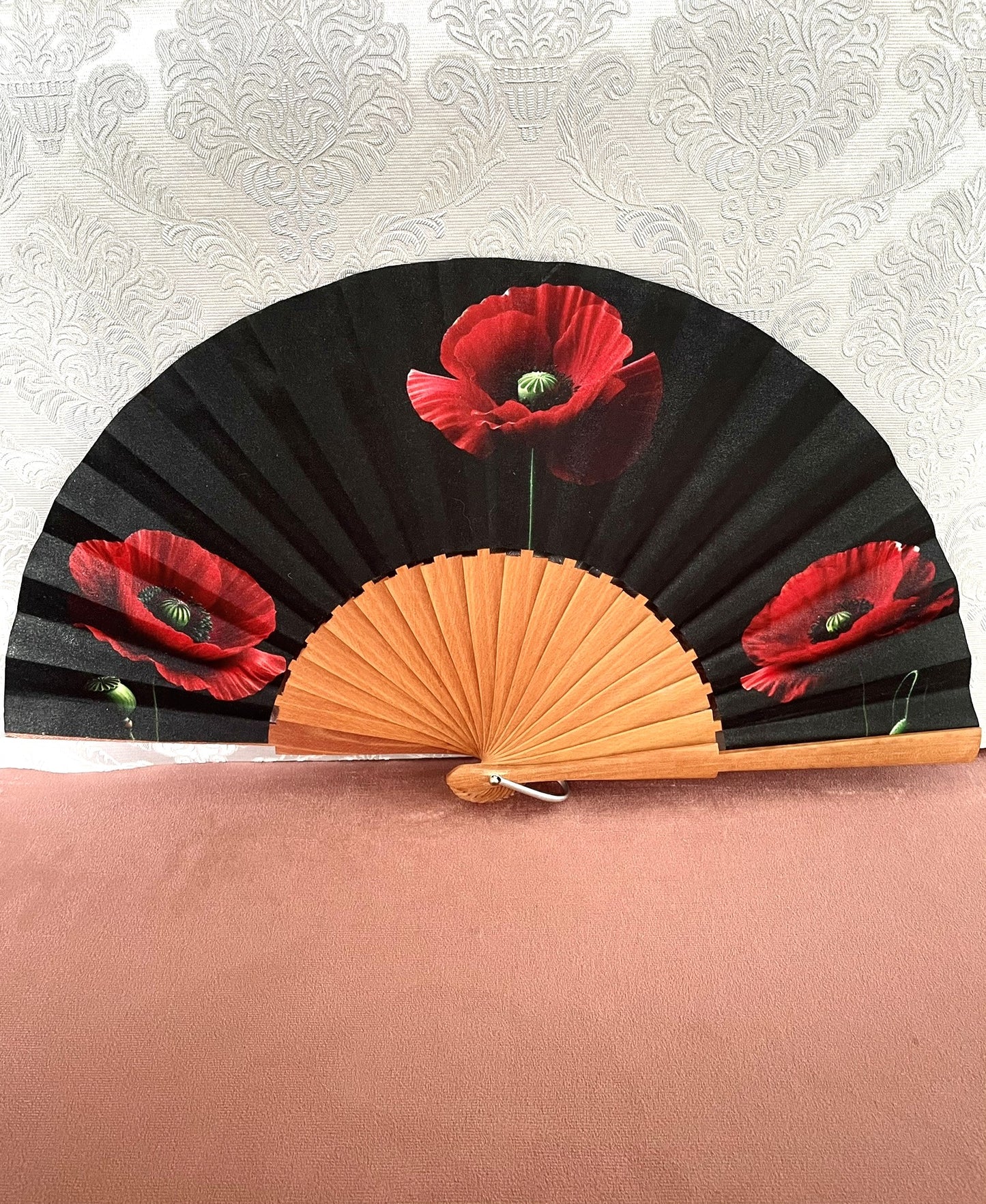Éventail artisanal ouvert Le Comptoir de Suzanne en bois avec tissu exclusif noir orné de trois coquelicots rouges éclatants.