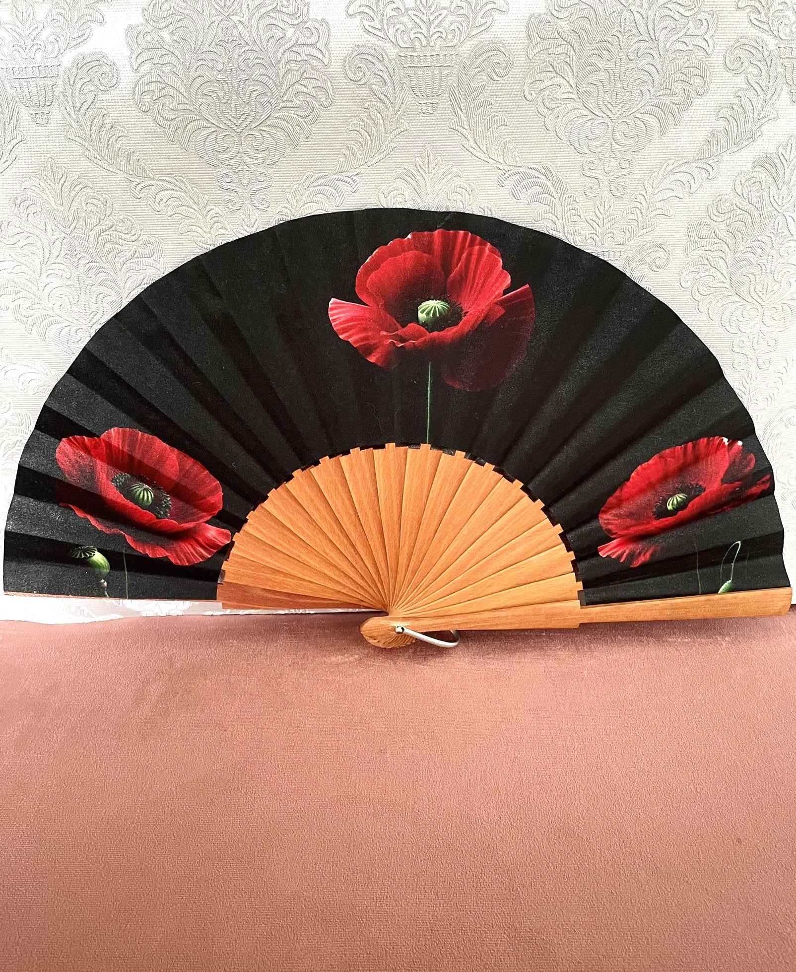 Éventail artisanal ouvert Le Comptoir de Suzanne en bois avec tissu exclusif noir orné de trois coquelicots rouges éclatants.
