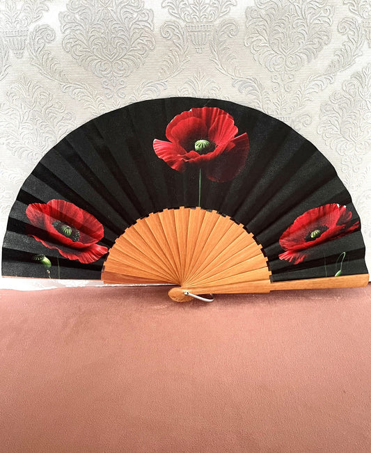 Éventail artisanal ouvert Le Comptoir de Suzanne en bois avec tissu exclusif noir orné de trois coquelicots rouges éclatants.