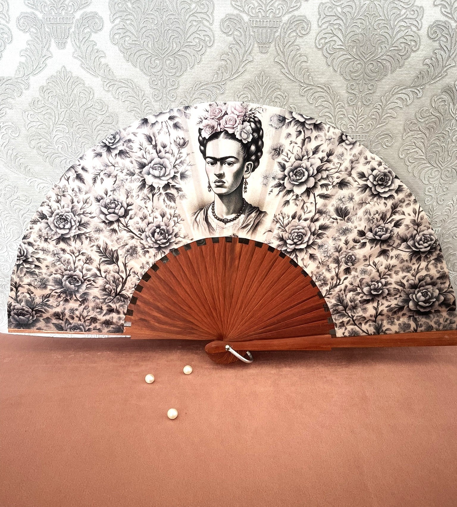 Éventail artisanal en bois fait main modèle portrait Frida Kahlo et motifs floraux en noir et blanc