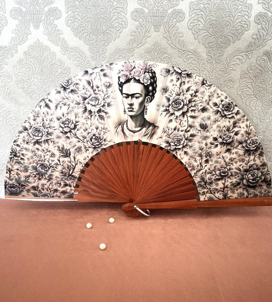 Éventail artisanal en bois fait main modèle portrait Frida Kahlo et motifs floraux en noir et blanc