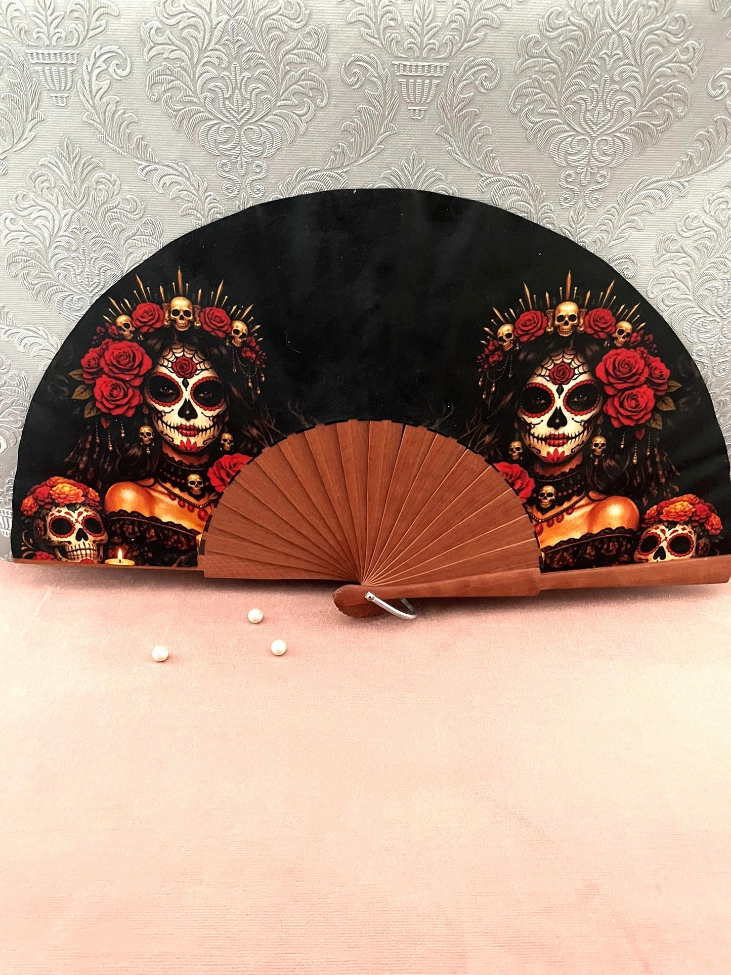 Éventail artisanal ouvert Le Comptoir de Suzanne en bois de fruitier avec tissu exclusif au motif de Catrina gothique et roses rouges.