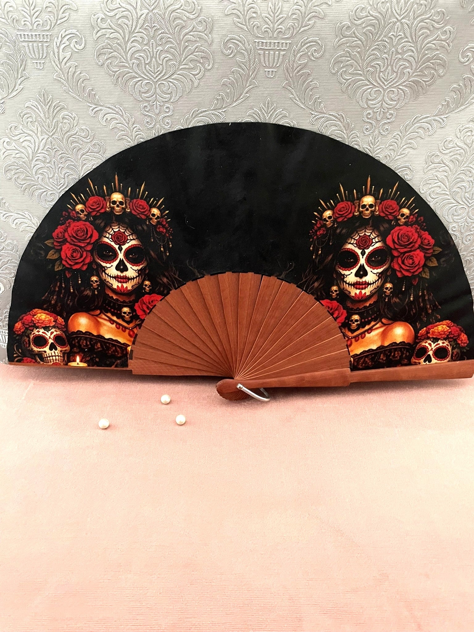 Éventail artisanal ouvert Le Comptoir de Suzanne en bois de fruitier avec tissu exclusif au motif de Catrina gothique et roses rouges.