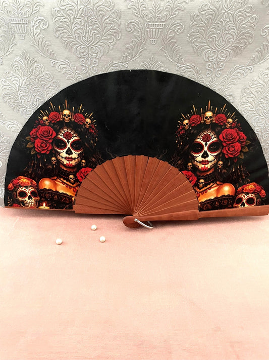 Éventail artisanal ouvert Le Comptoir de Suzanne en bois de fruitier avec tissu exclusif au motif de Catrina gothique et roses rouges.