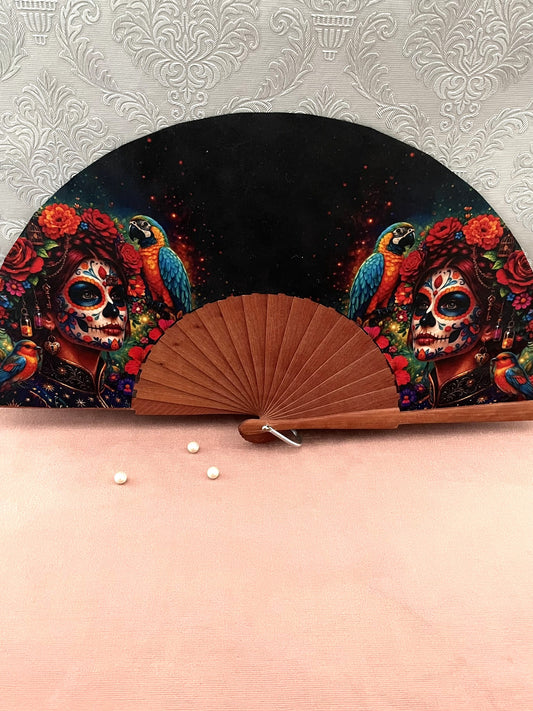 Éventail artisanal ouvert Le Comptoir de Suzanne en bois de fruitier avec tissu exclusif motif Catrina mexicaine et perroquets.
