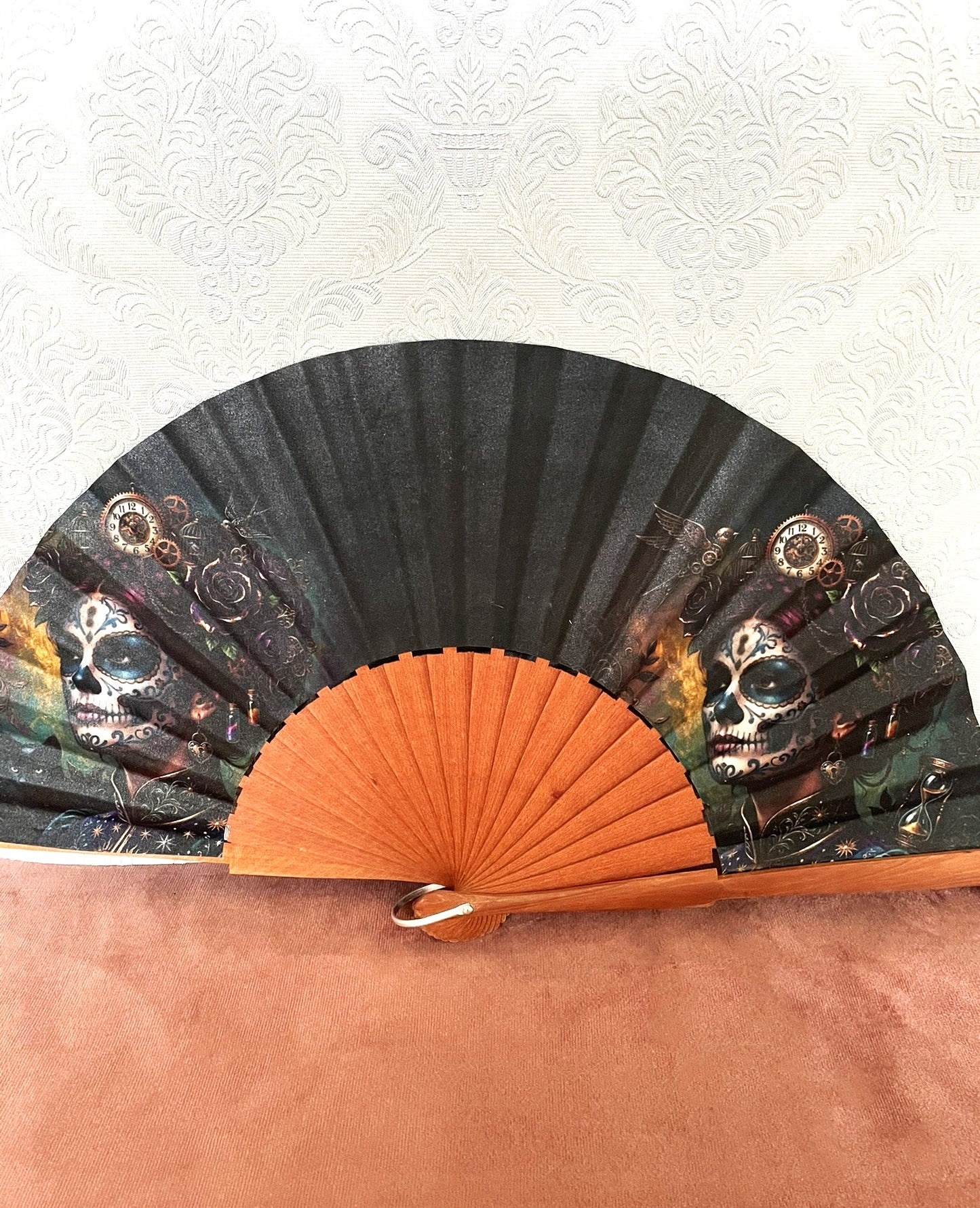 Éventail artisanal ouvert Le Comptoir de Suzanne en bois de fruitier avec tissu exclusif représentant deux portraits de Catrina dans un style steampunk gothique.