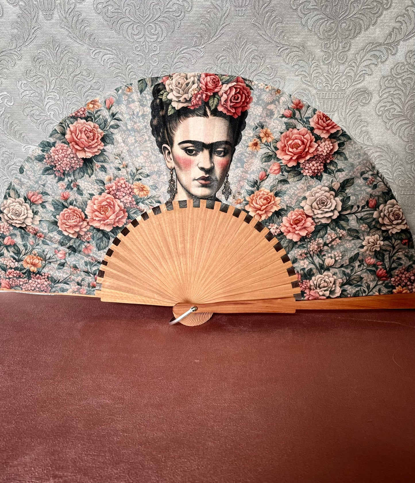 Éventail en Bois Fait Main : Modèle Frida Kahlo aux Roses