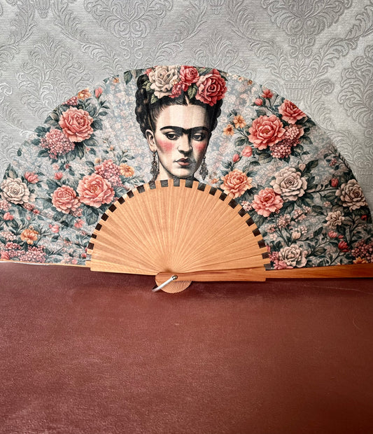 Éventail en Bois Fait Main : Modèle Frida Kahlo aux Roses