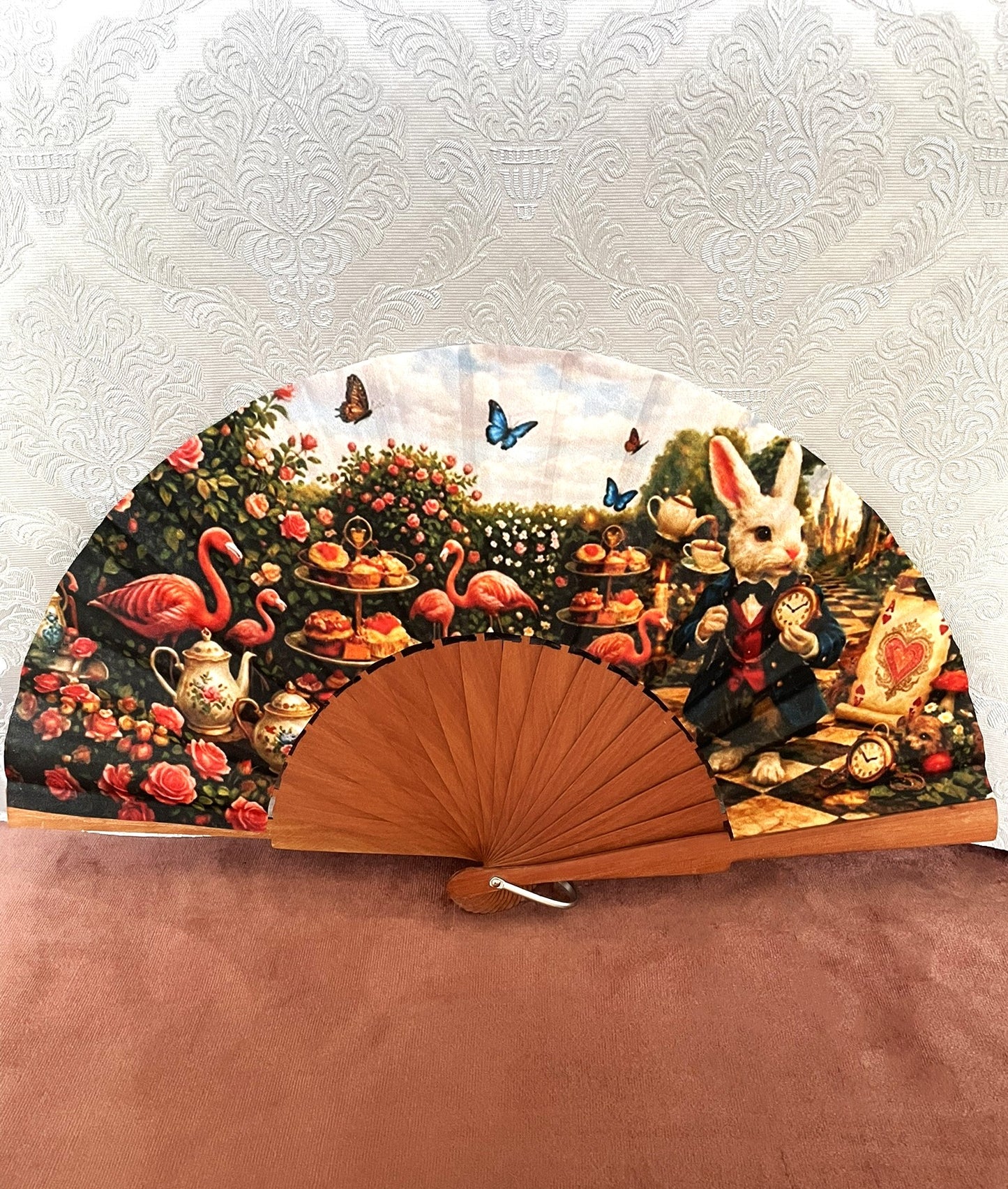 Éventail artisanal ouvert Le Comptoir de Suzanne en bois de fruitier représentant l'univers d'Alice avec le Lapin Blanc et des flamants roses.