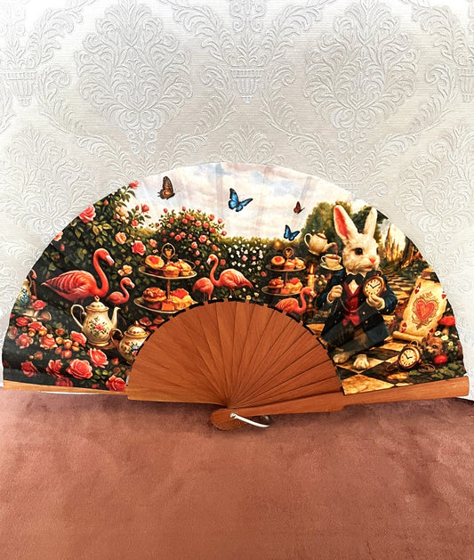 Éventail artisanal ouvert Le Comptoir de Suzanne en bois de fruitier représentant l'univers d'Alice avec le Lapin Blanc et des flamants roses.