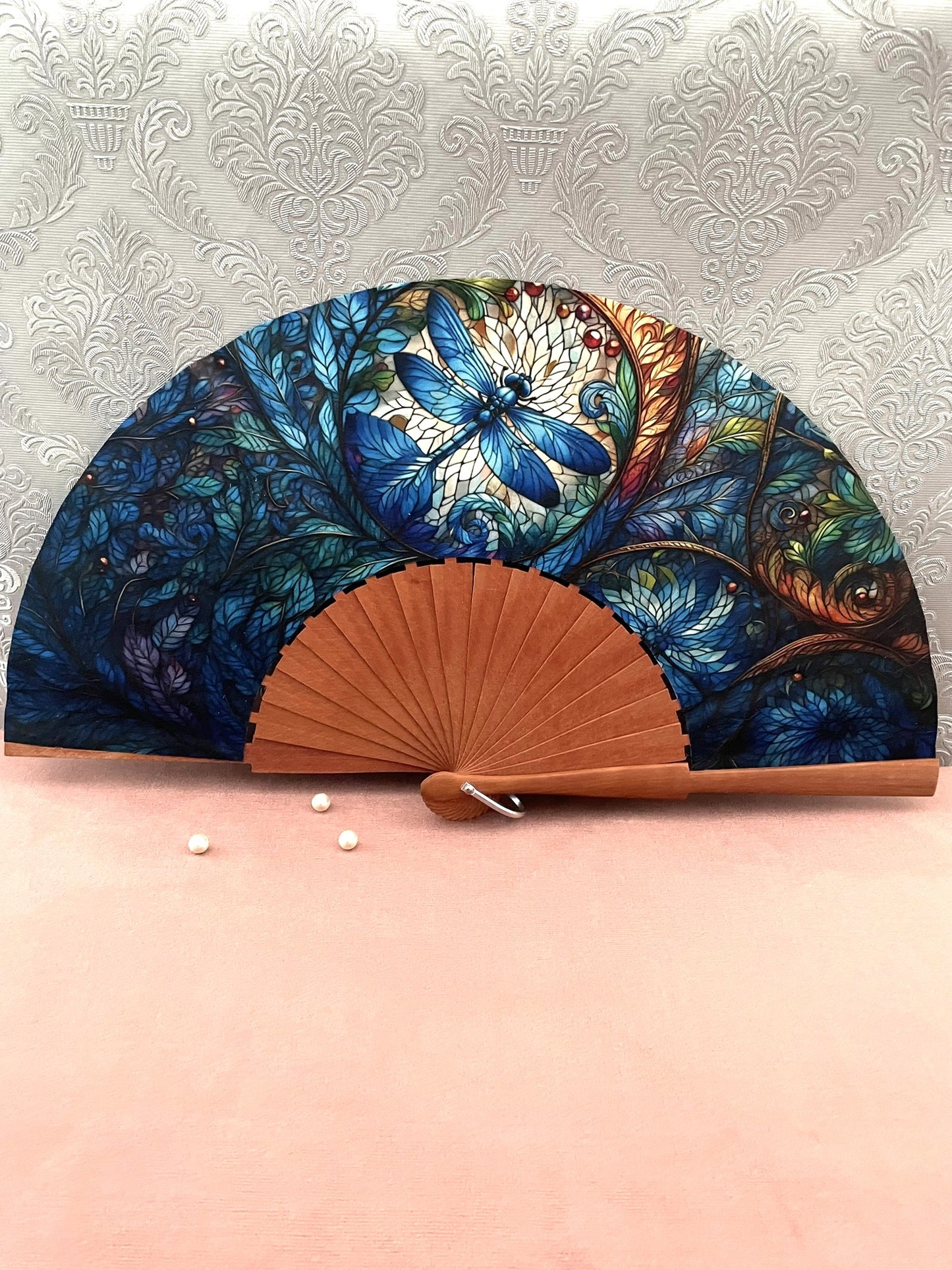 Éventail artisanal ouvert Le Comptoir de Suzanne en bois de fruitier avec tissu exclusif motif libellule bleue style vitrail.