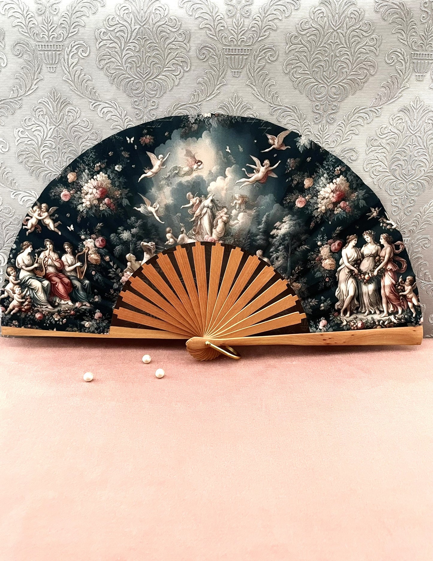 Éventail artisanal ouvert en bois de fruitier vernis et tissu exclusif à motif mythologique baroque.