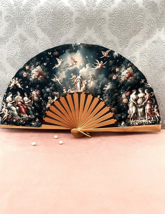 Éventail artisanal ouvert en bois de fruitier vernis et tissu exclusif à motif mythologique baroque.