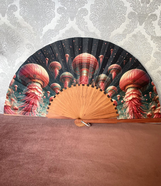 Éventail artisanal en bois avec motif méduse rose et bleu