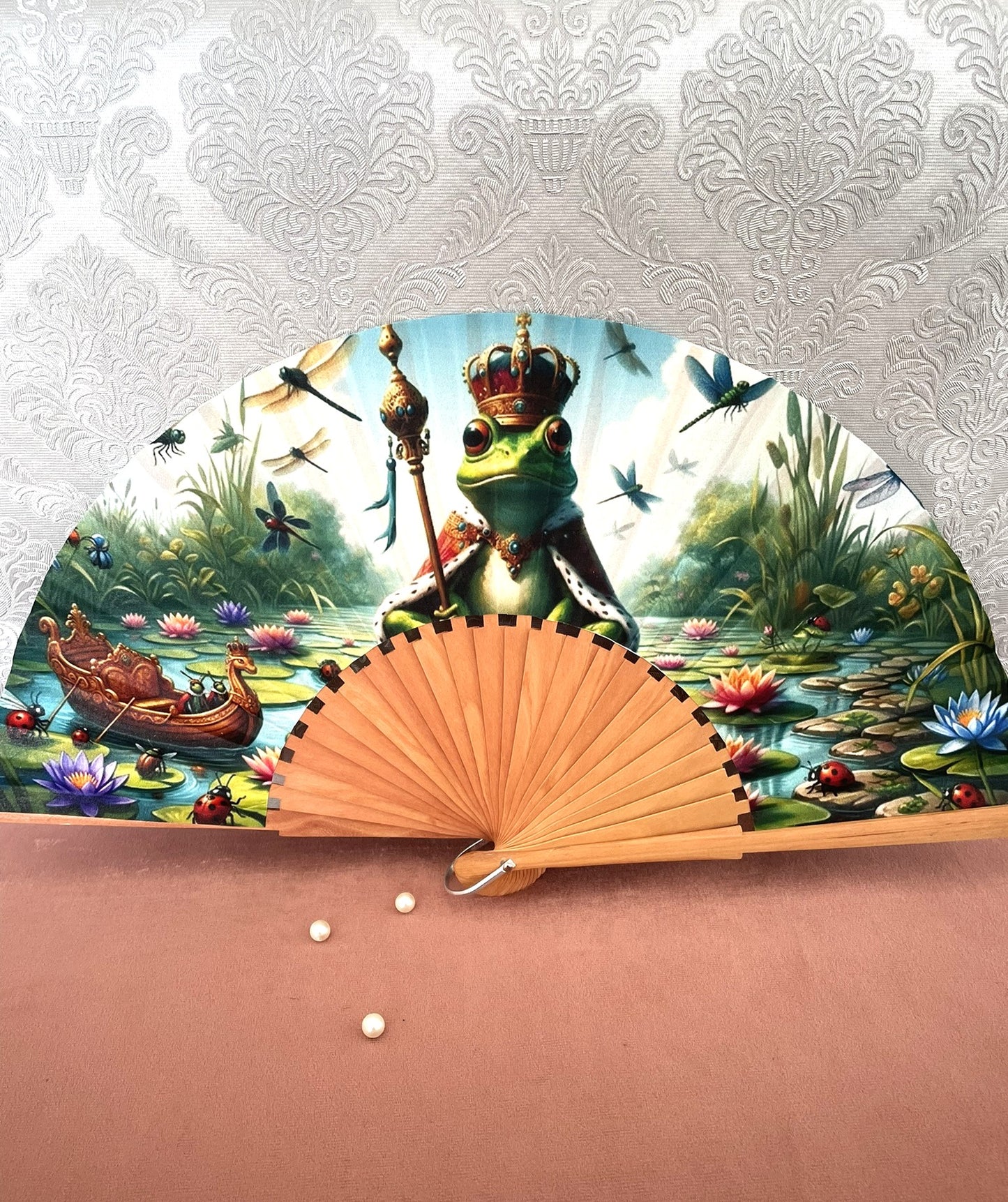 Éventail artisanal en bois fait main modèle roi grenouille couronné dans un étang de nénuphars féerique