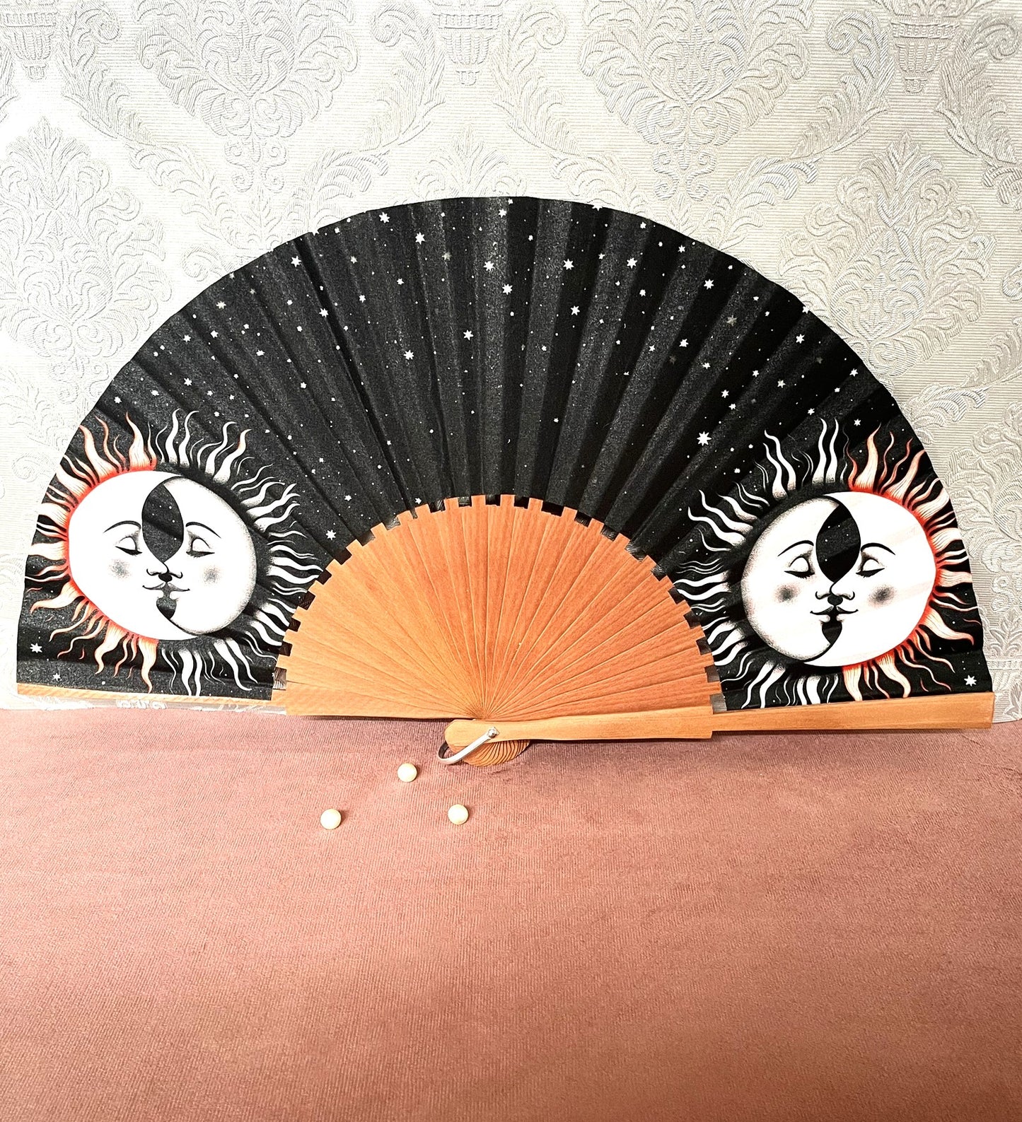 Éventail Artisanal en Bois – Modèle Soleil & Lune Céleste