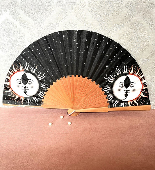 Éventail Artisanal en Bois – Modèle Soleil & Lune Céleste