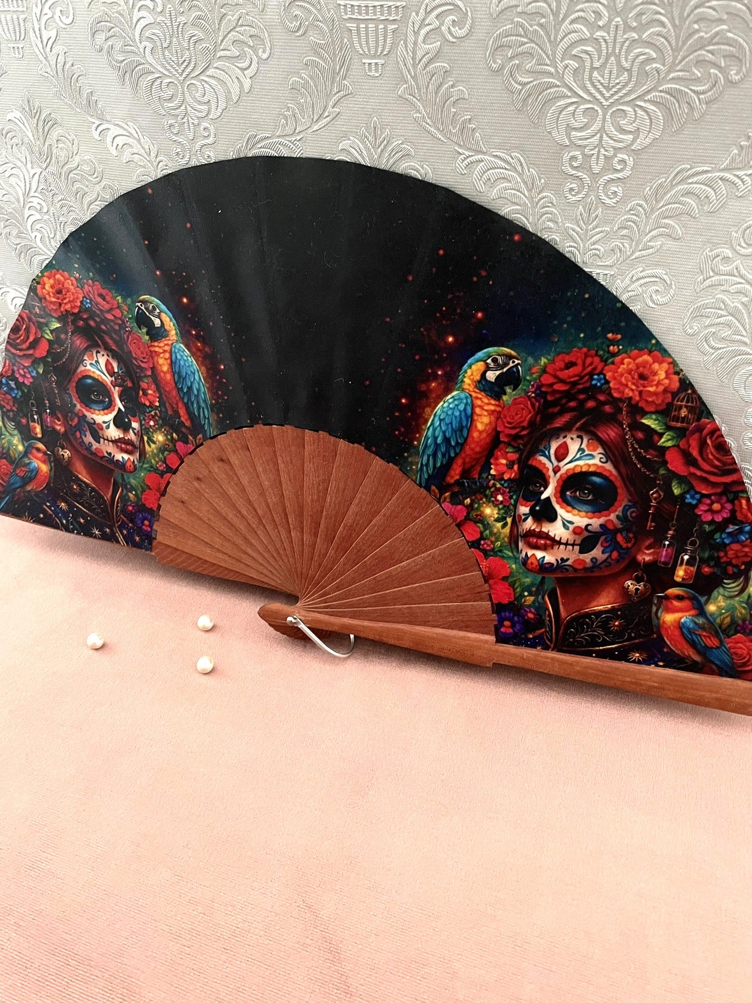 Vue de trois-quarts de l'éventail fait main Catrina .