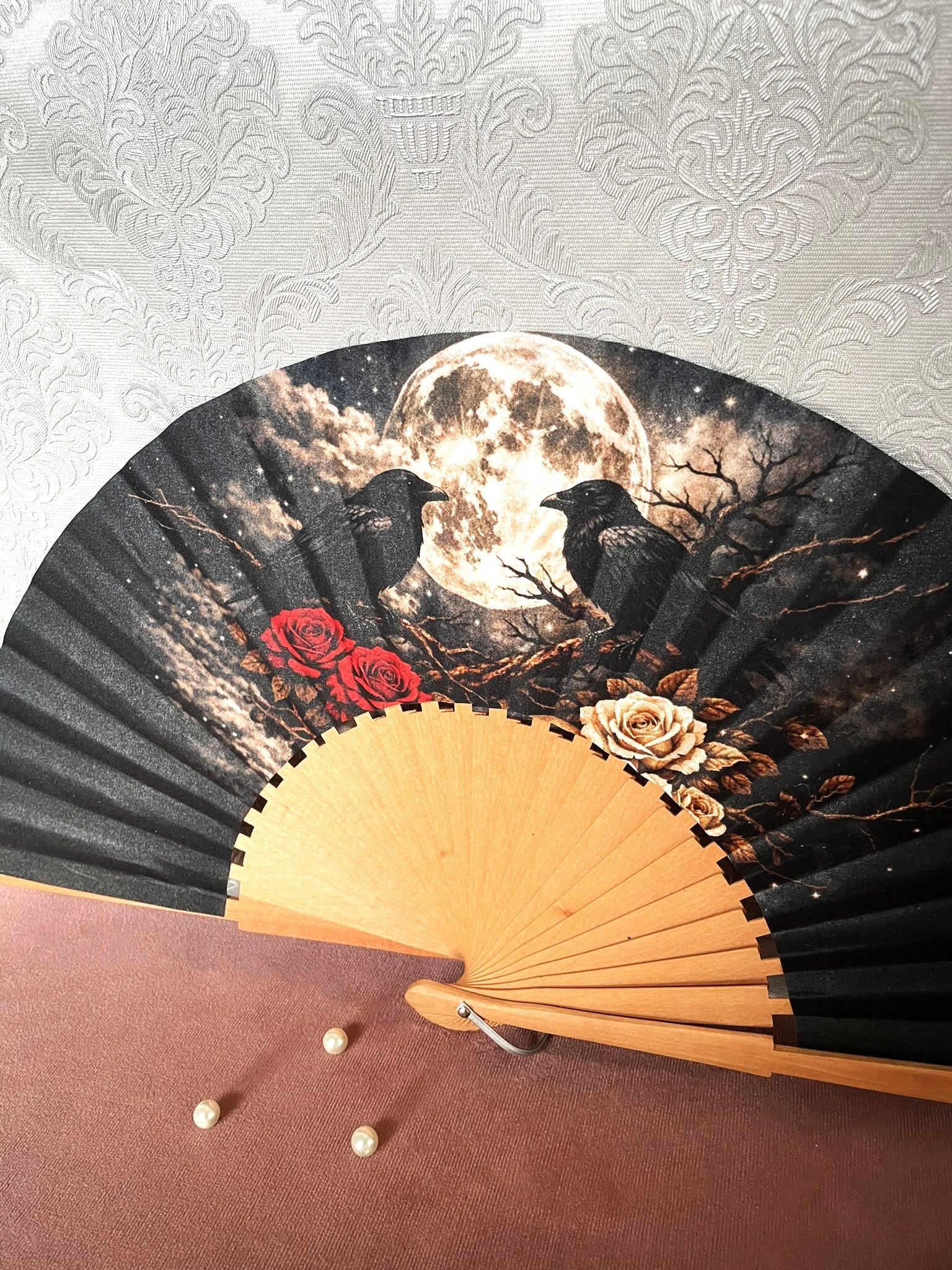 Détail de la monture en bois et du tissu corbeaux et roses Le Comptoir de Suzanne