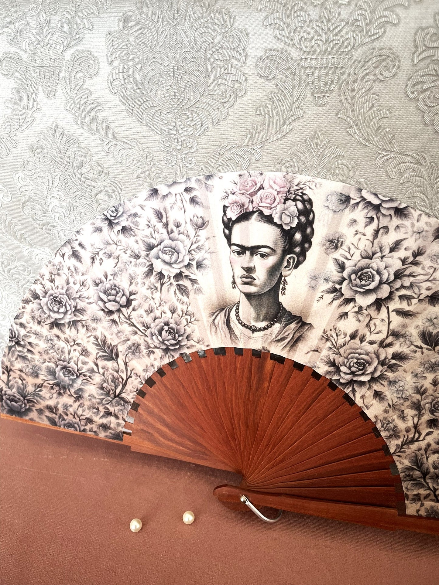 Détail de la monture en bois et du tissu portrait Frida Kahlo couronnée de fleurs Le Comptoir de Suzanne