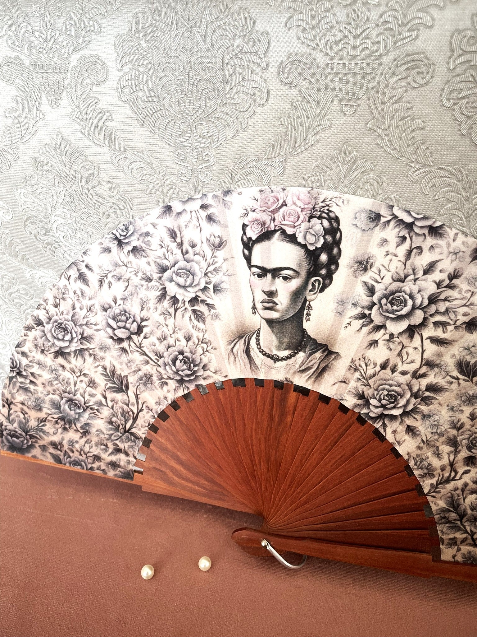 Détail de la monture en bois et du tissu portrait Frida Kahlo couronnée de fleurs Le Comptoir de Suzanne