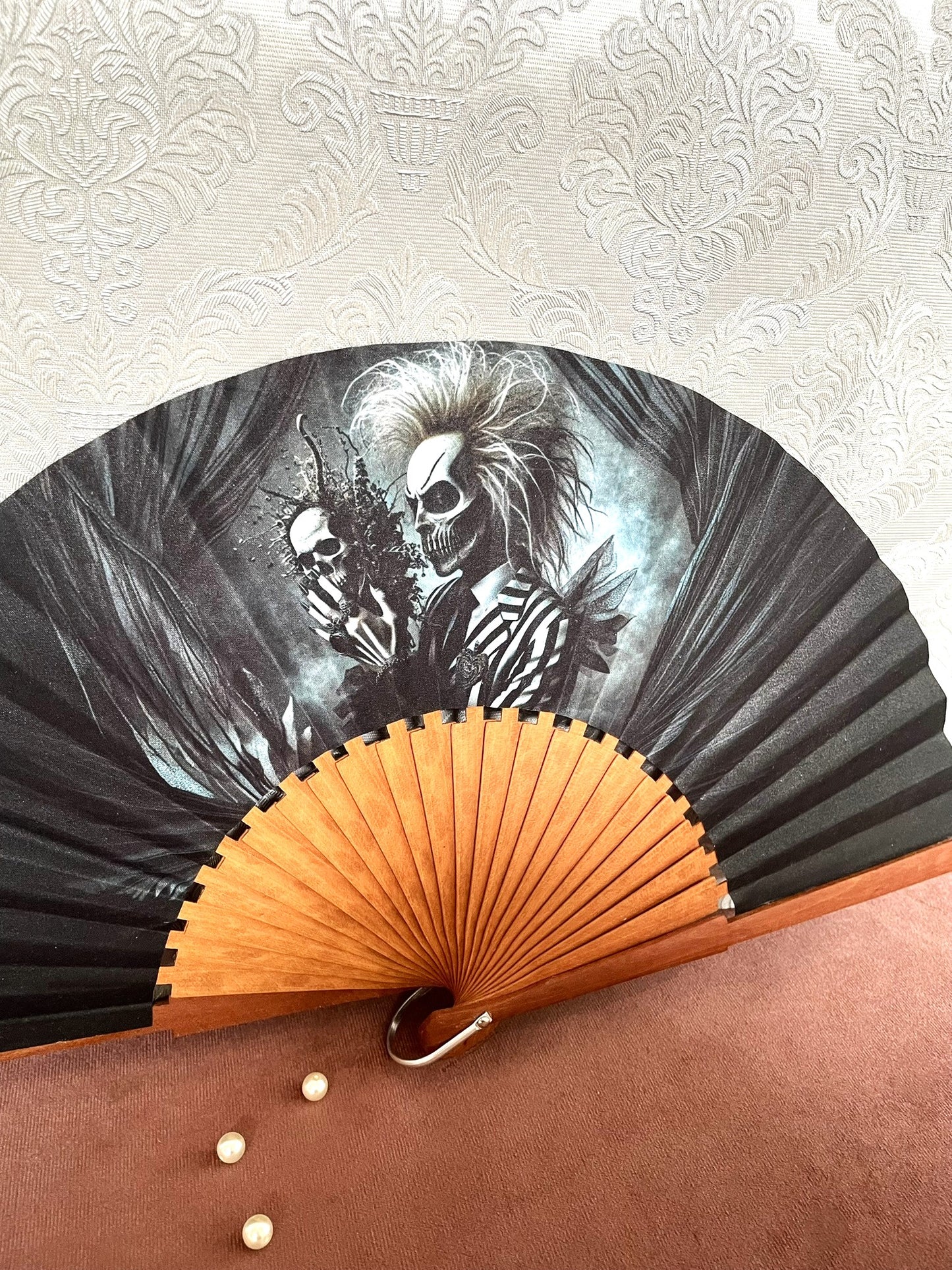 Détail de la monture en bois et du tissu squelette gothique macabre Le Comptoir de Suzanne