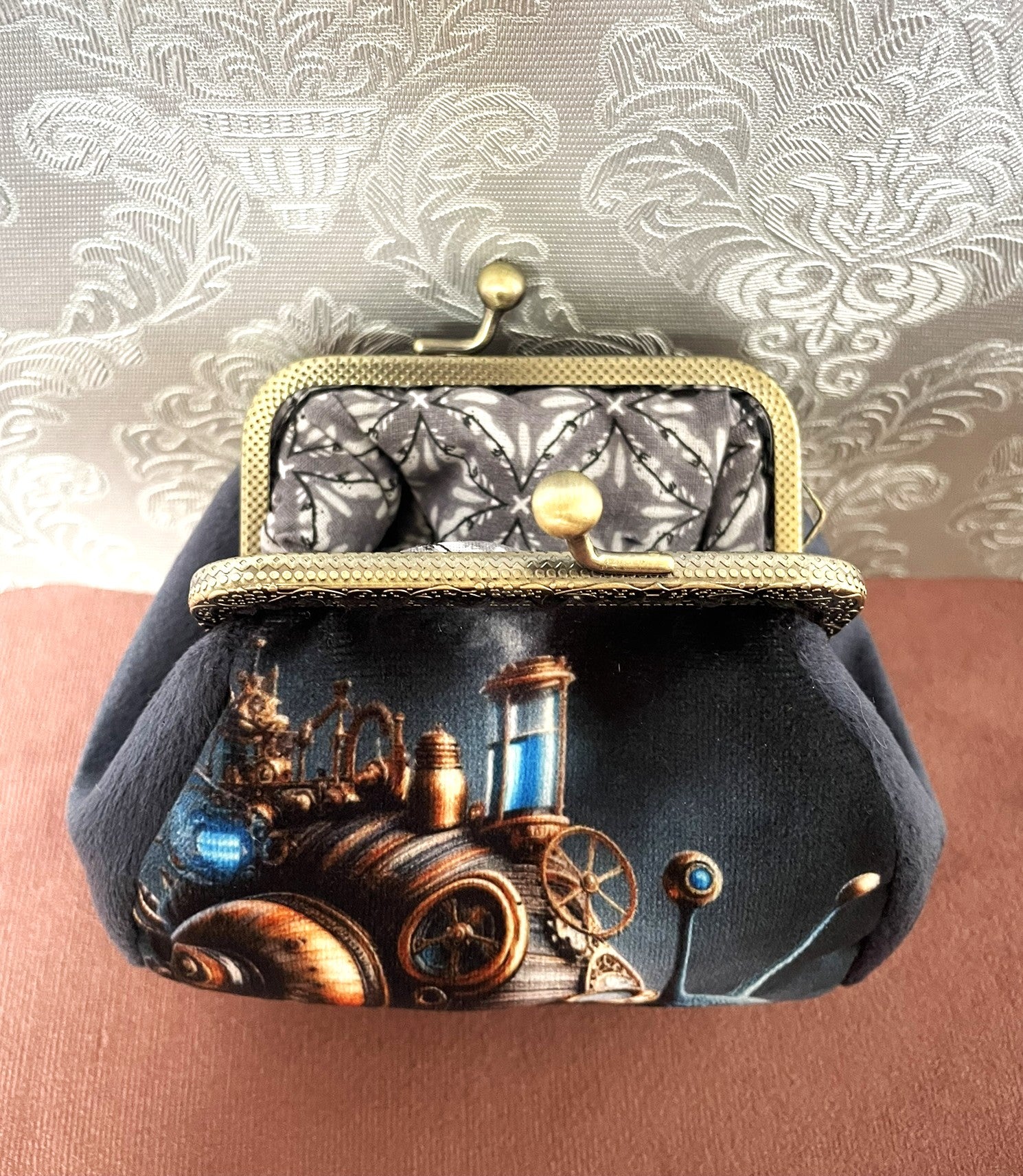 Vue de haut d'un porte-monnaie rétro illustrant un escargot fantastique en cuivre - Le Comptoir de Suzanne.
