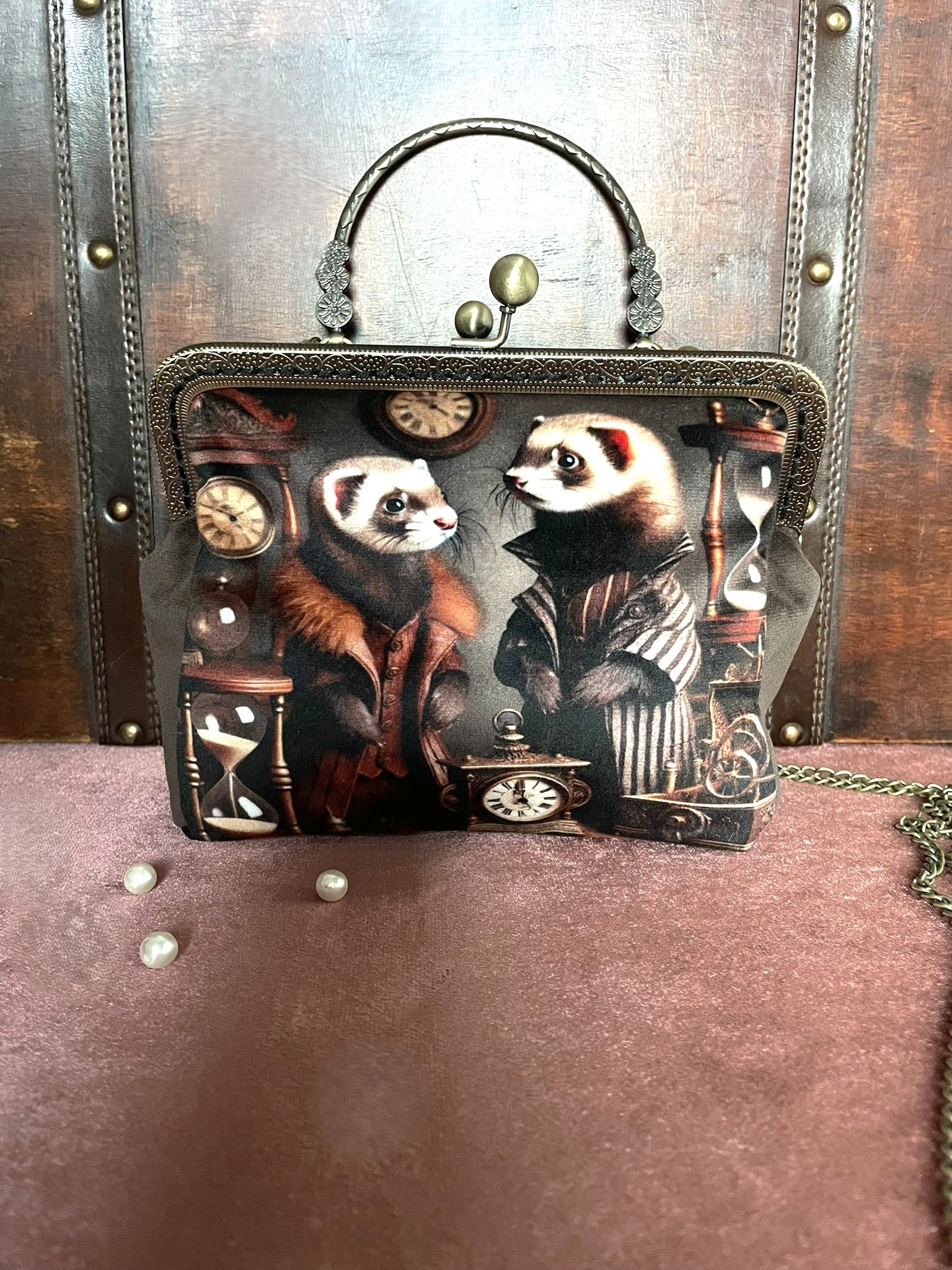 Détail de l'anse bijou et du fermoir clic-clac en métal bronze antique travaillé.