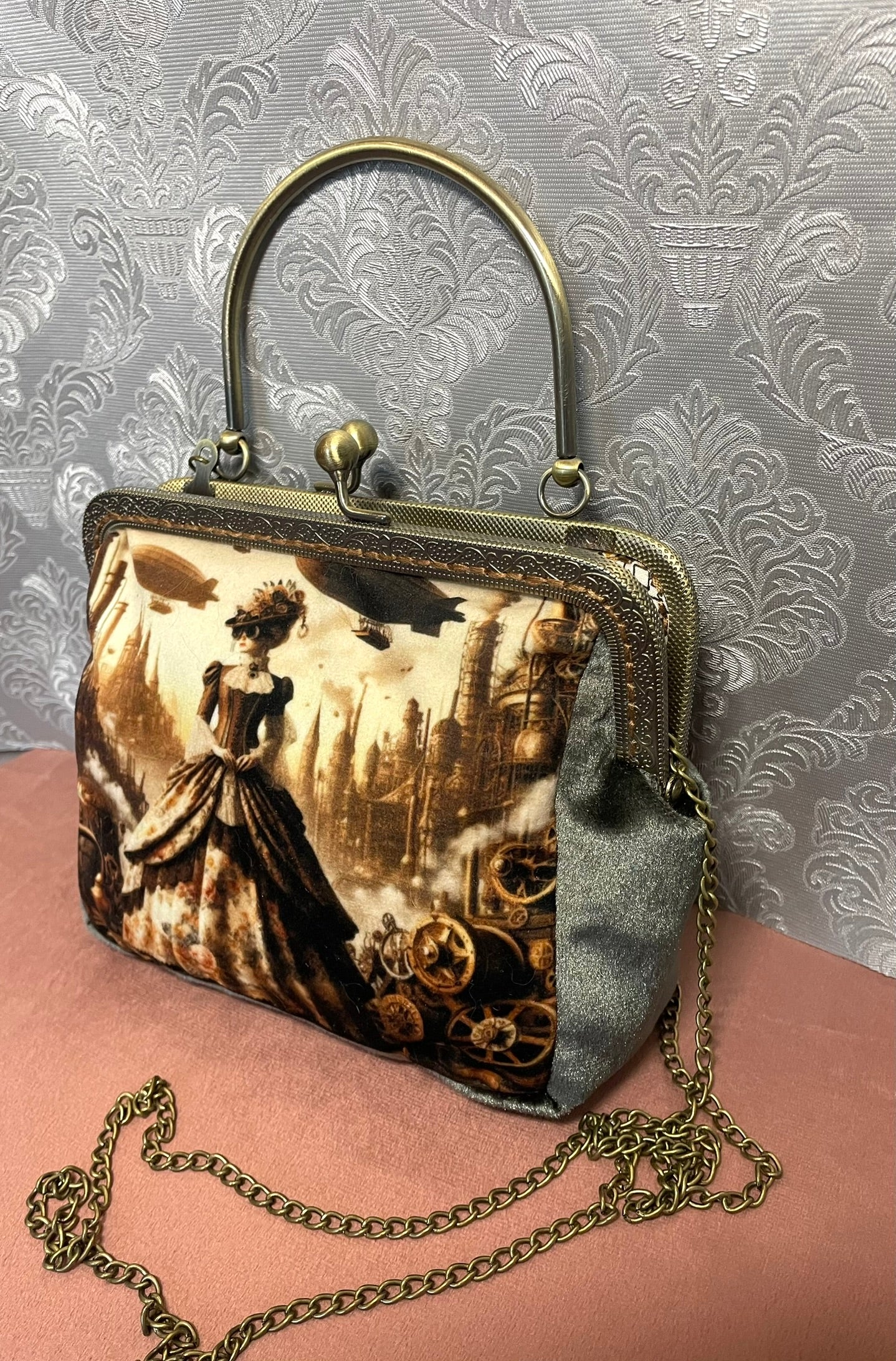 Détail fermoir métallique bronze ciselé motifs baroques.