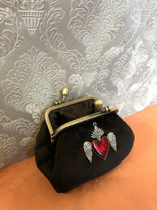 Fermoir métallique rétro à boules finition bronze antique sur velours noir soyeux.