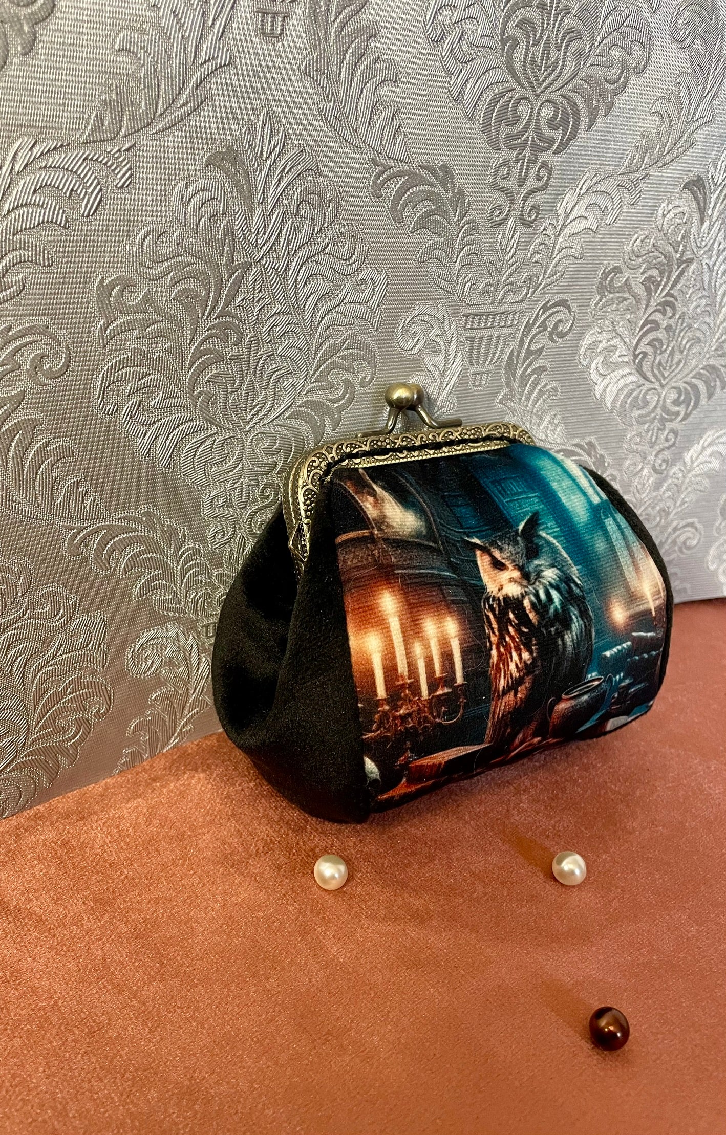 Détail du fermoir rétro en métal bronze vieilli avec gravures florales