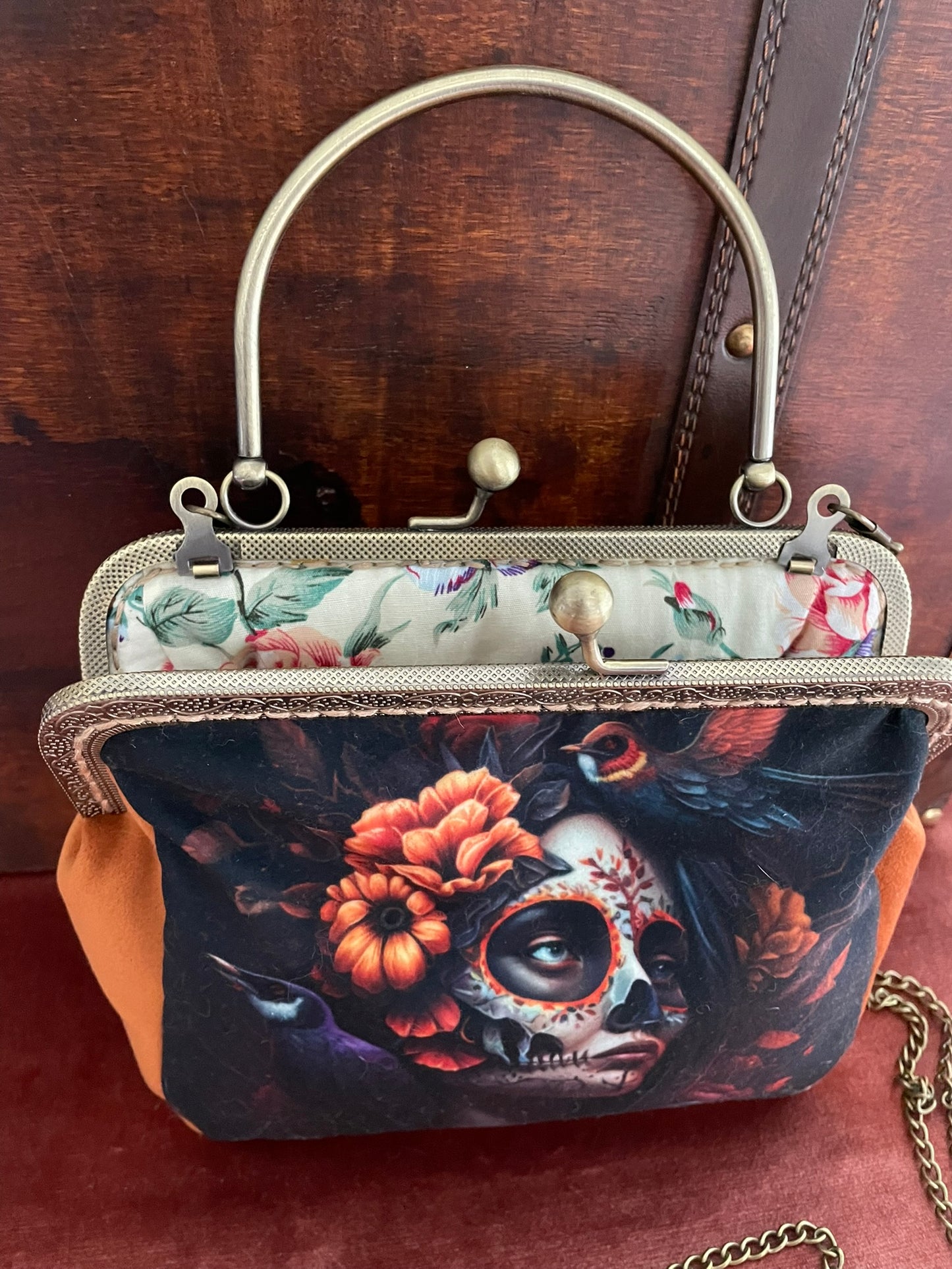 Détail du fermoir métallique baroque ciselé finition bronze antique.