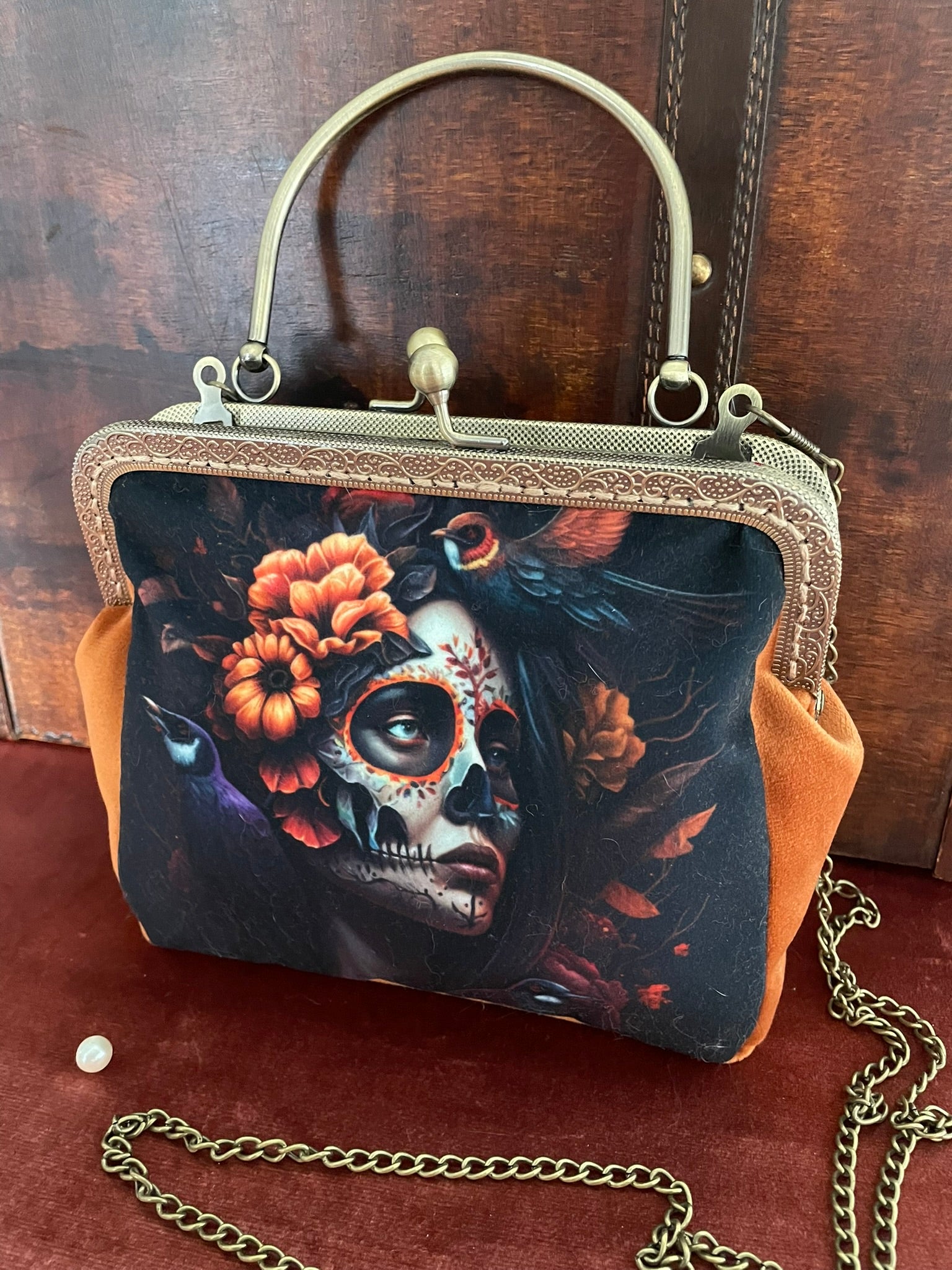 Détail des finitions du velours et du montage de qualité du sac à fermoir.