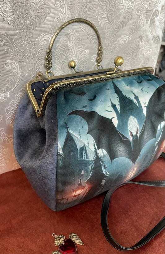 Gros plan sur l'imprimé artistique chauve-souris et château gothique.