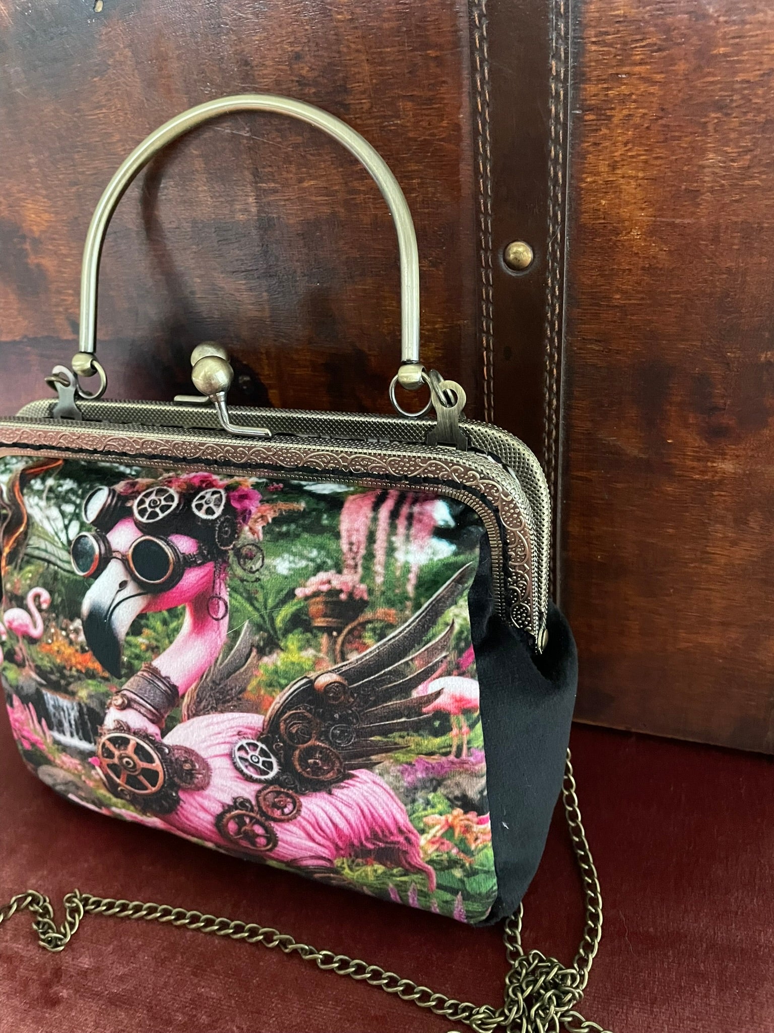 Zoom sur l'imprimé artistique flamant rose avec engrenages et fleurs.