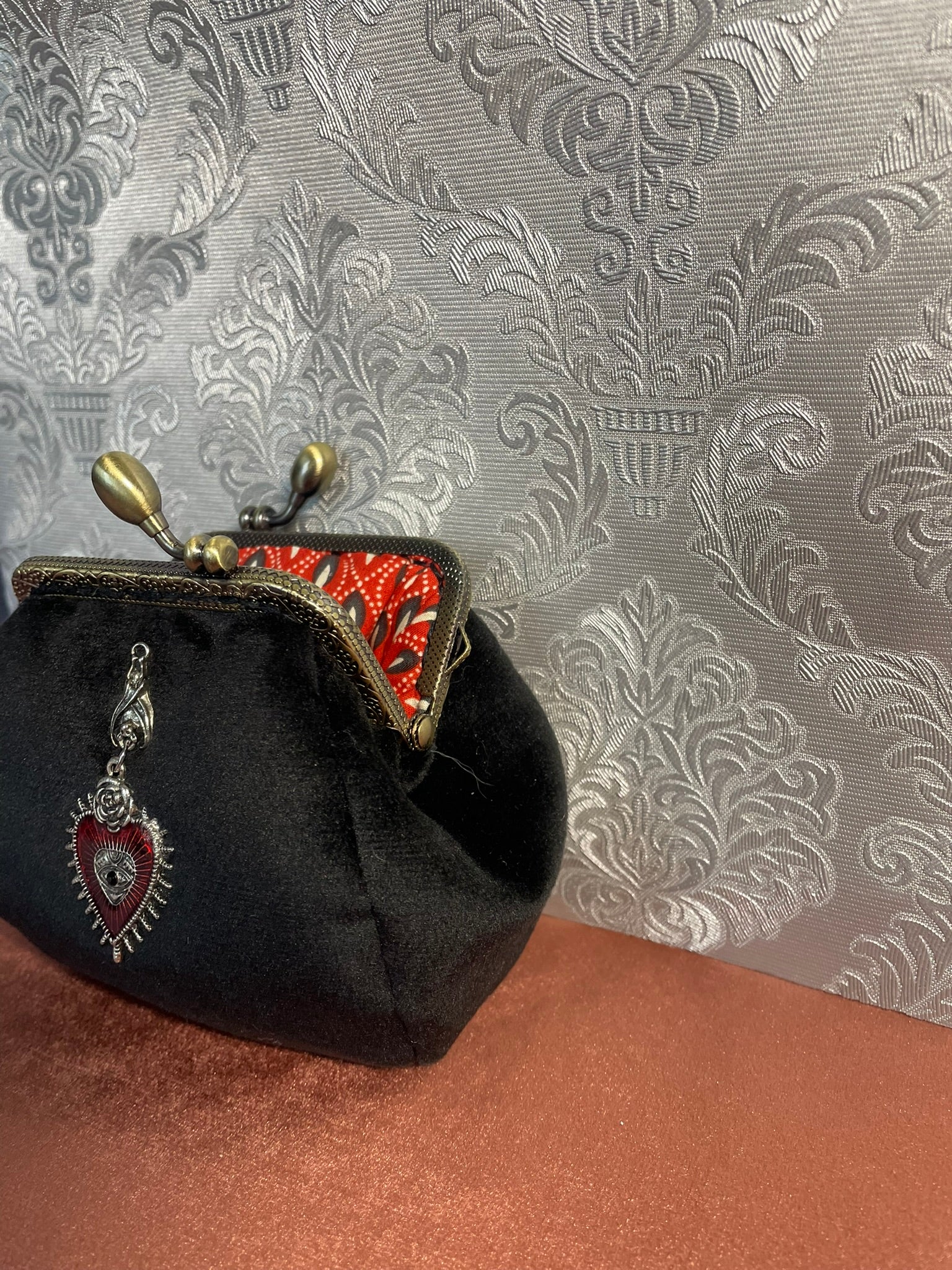 Doublure intérieure en coton rouge et noir du porte-monnaie rétro.