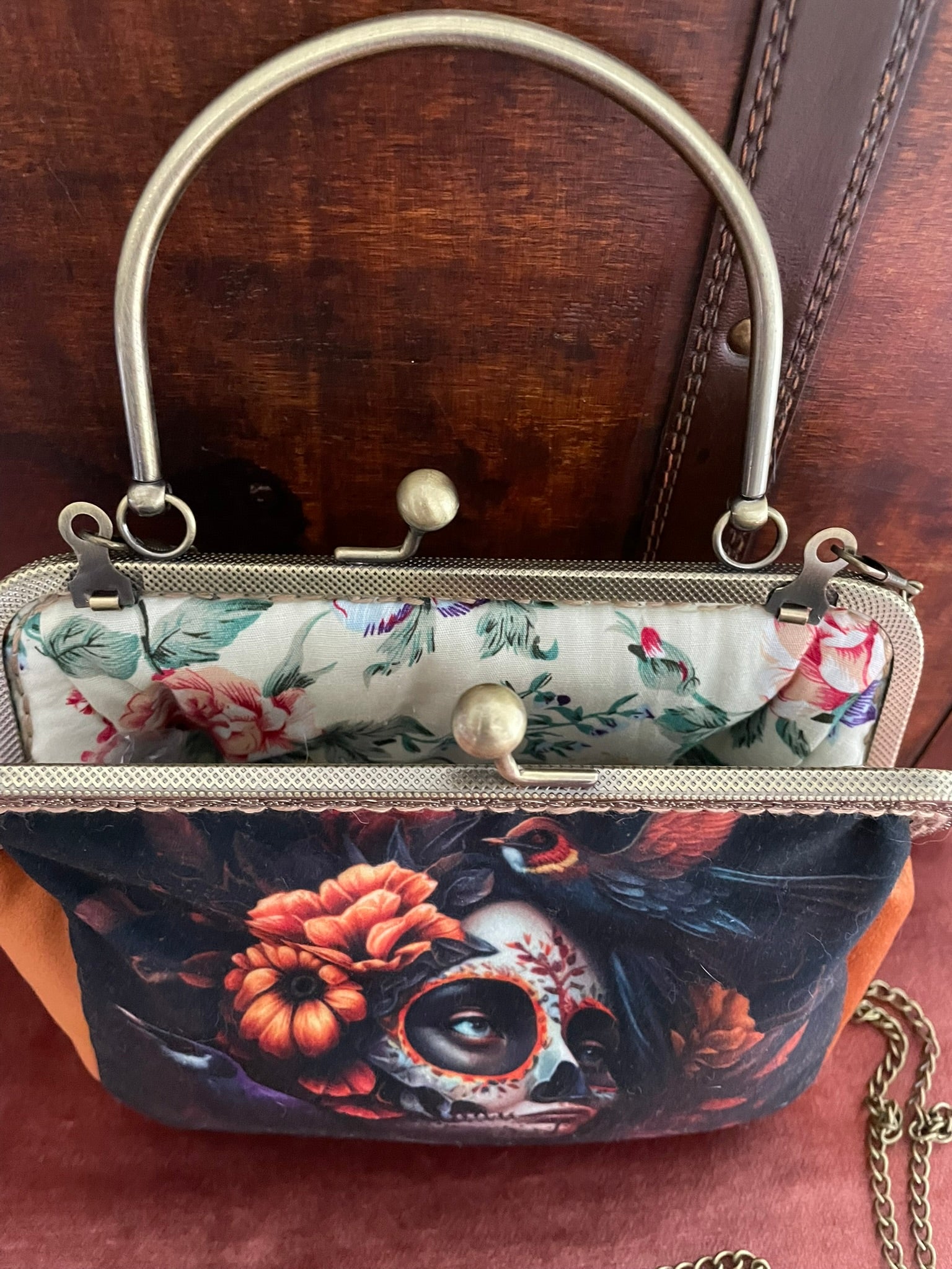 Vue de l'intérieur du sac ouvert révélant la doublure et le volume spacieux.