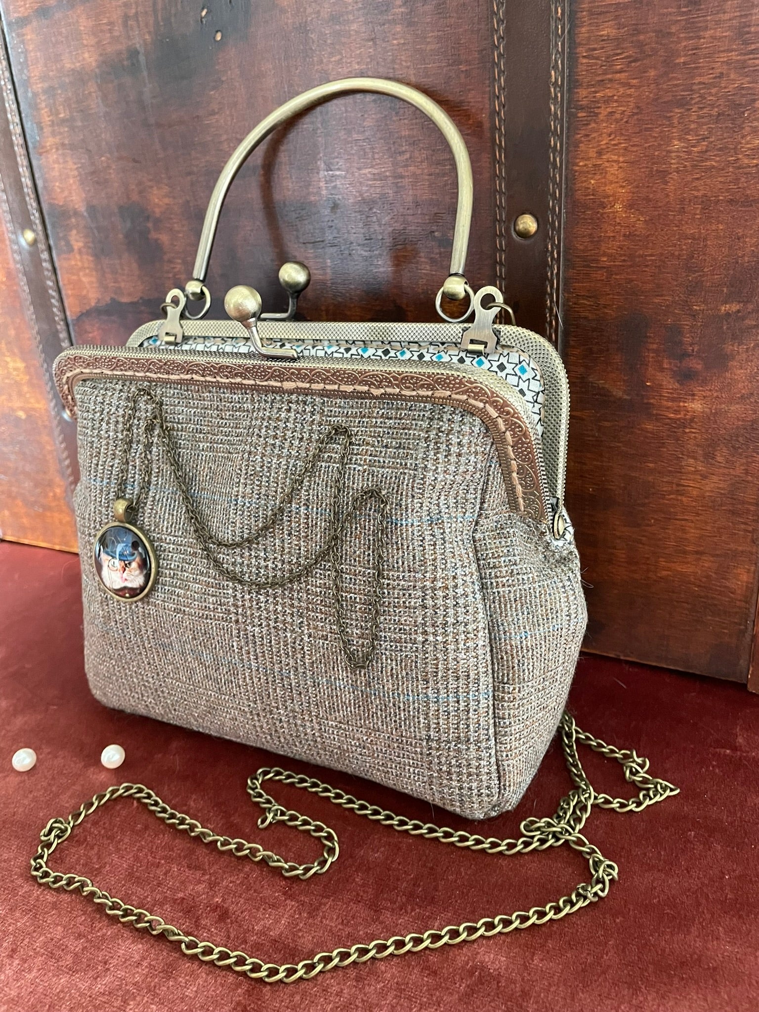 Gros plan sur la doublure intérieure et le mécanisme du fermoir rétro vintage.