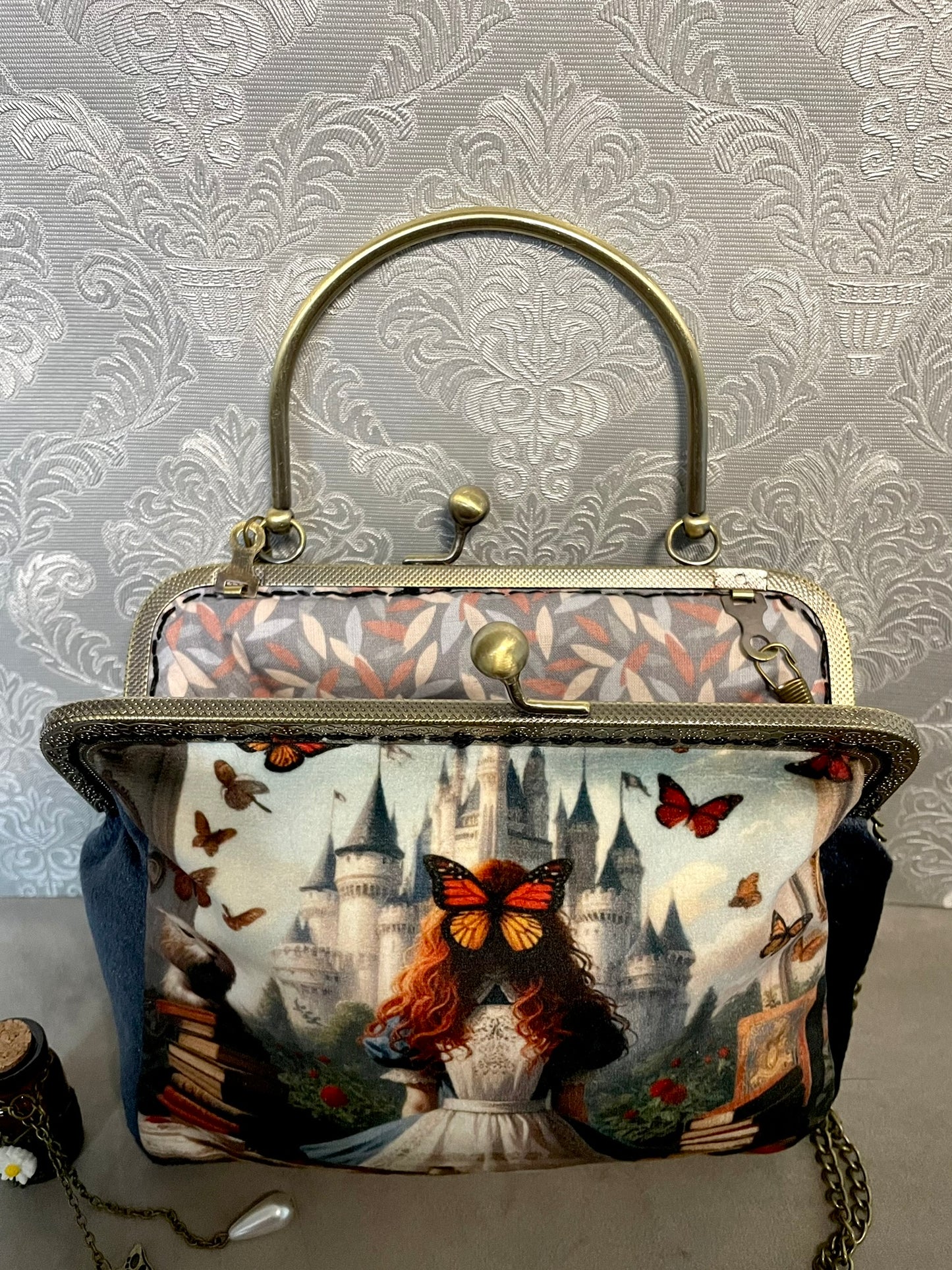 Intérieur du sac Alice avec doublure motifs jardins enchantés et cadre clic-clac.