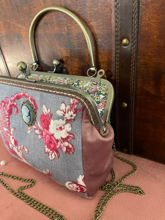 Vue de l'intérieur du sac ouvert révélant une doublure en tissu fleuri soignée.