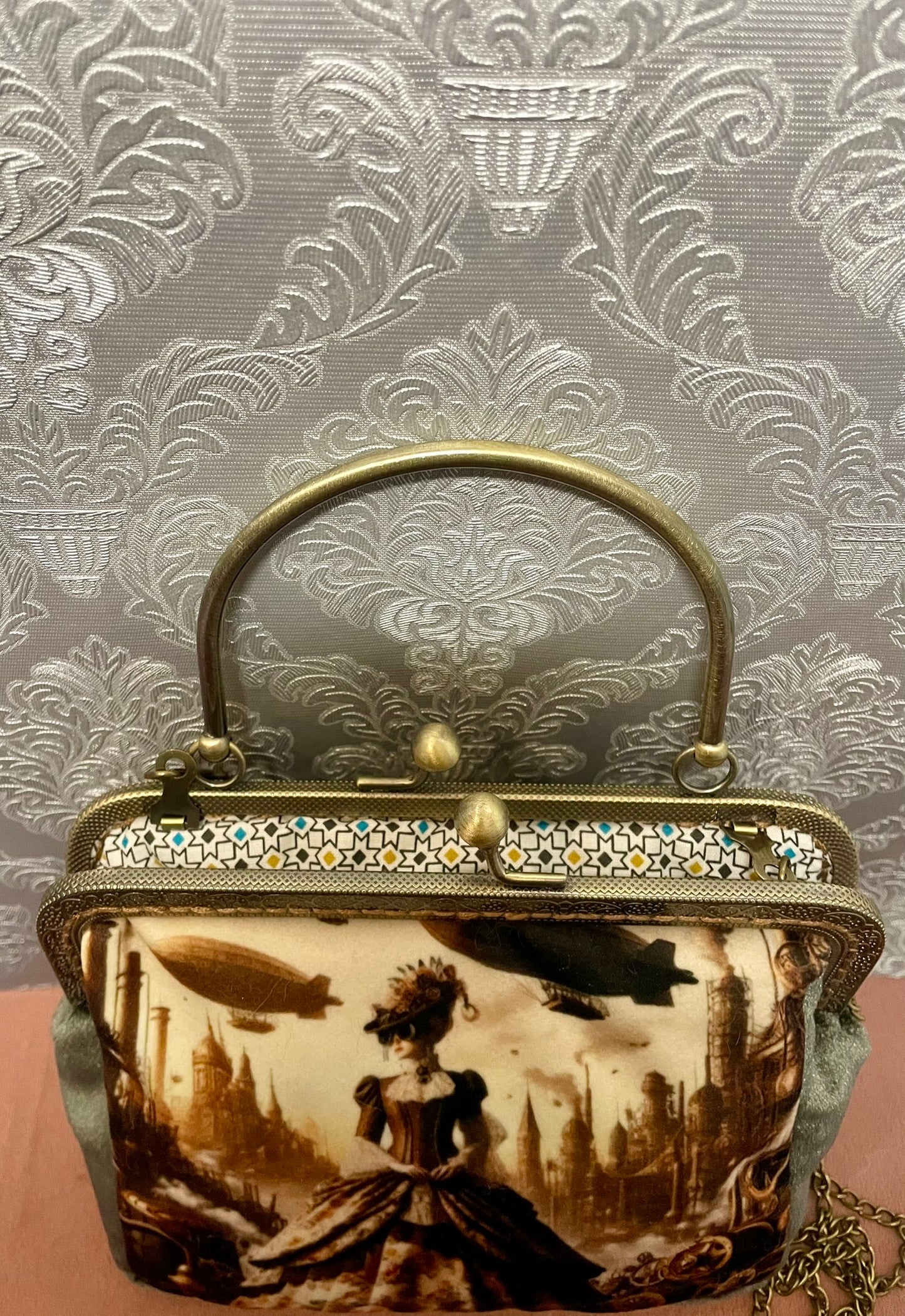 Intérieur du sac avec doublure graphique à motifs .