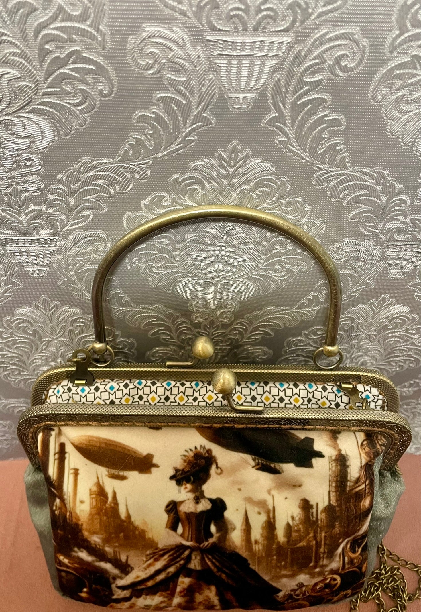 Intérieur du sac avec doublure graphique à motifs .