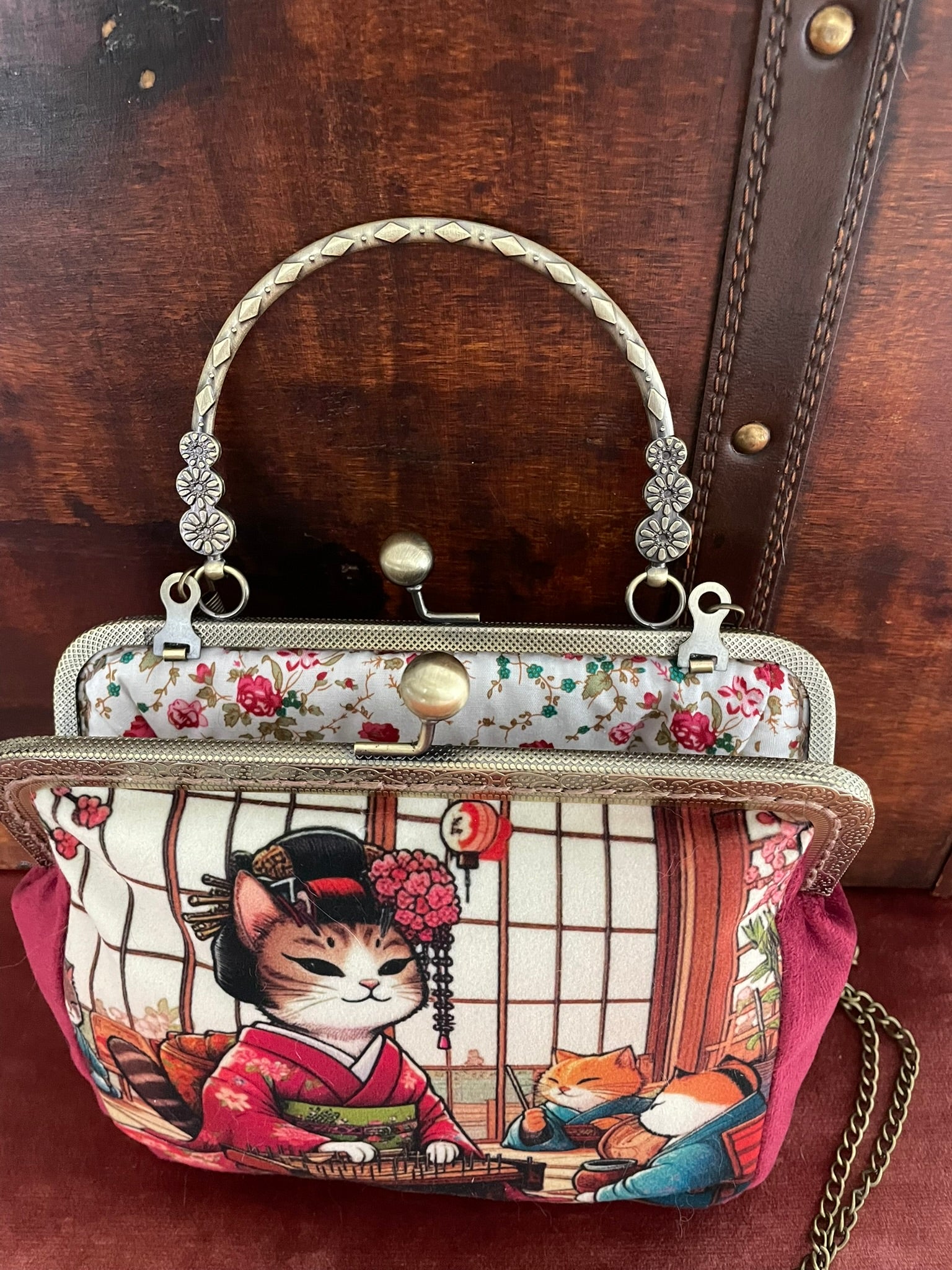Vue de l'intérieur du sac Geisha Neko avec sa doublure blanche à petites fleurs printanières.