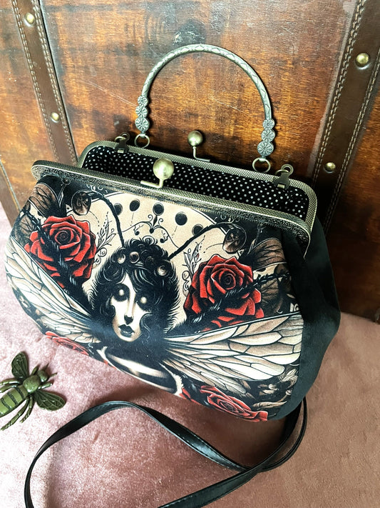 Détail du fermoir clic-clac ciselé et de la poignée fleurie style victorien.