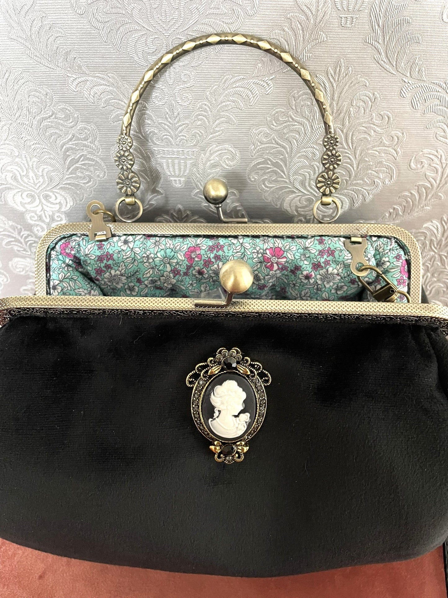 Vue intérieure du sac "L'Aristocrate Mystique" révélant sa doublure fleurie turquoise et rose