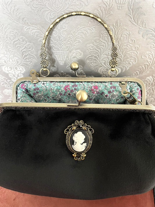 Vue intérieure du sac "L'Aristocrate Mystique" révélant sa doublure fleurie turquoise et rose