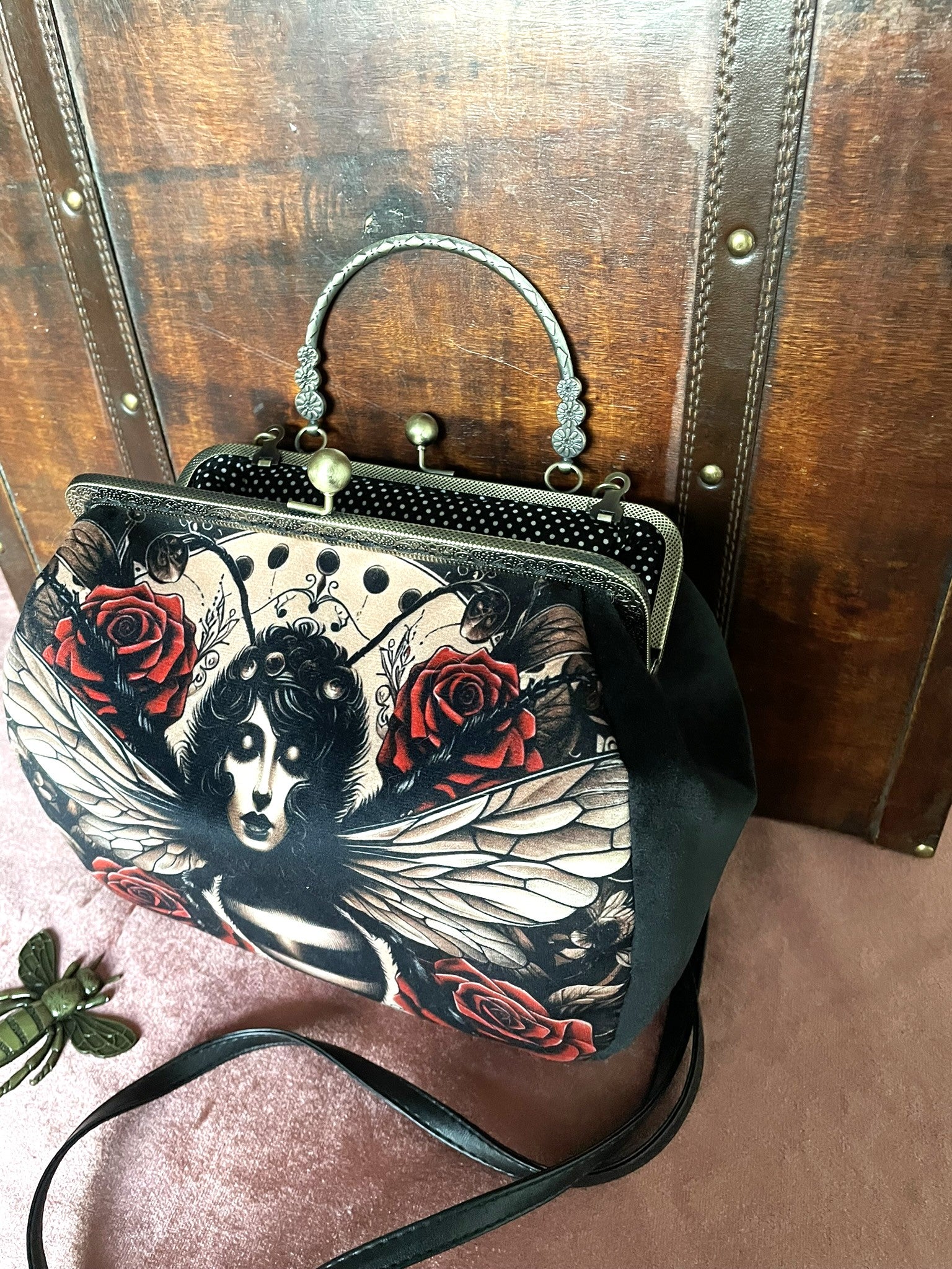 Sac avec bandoulière, idéal pour un style gothique romantique ou witchy.