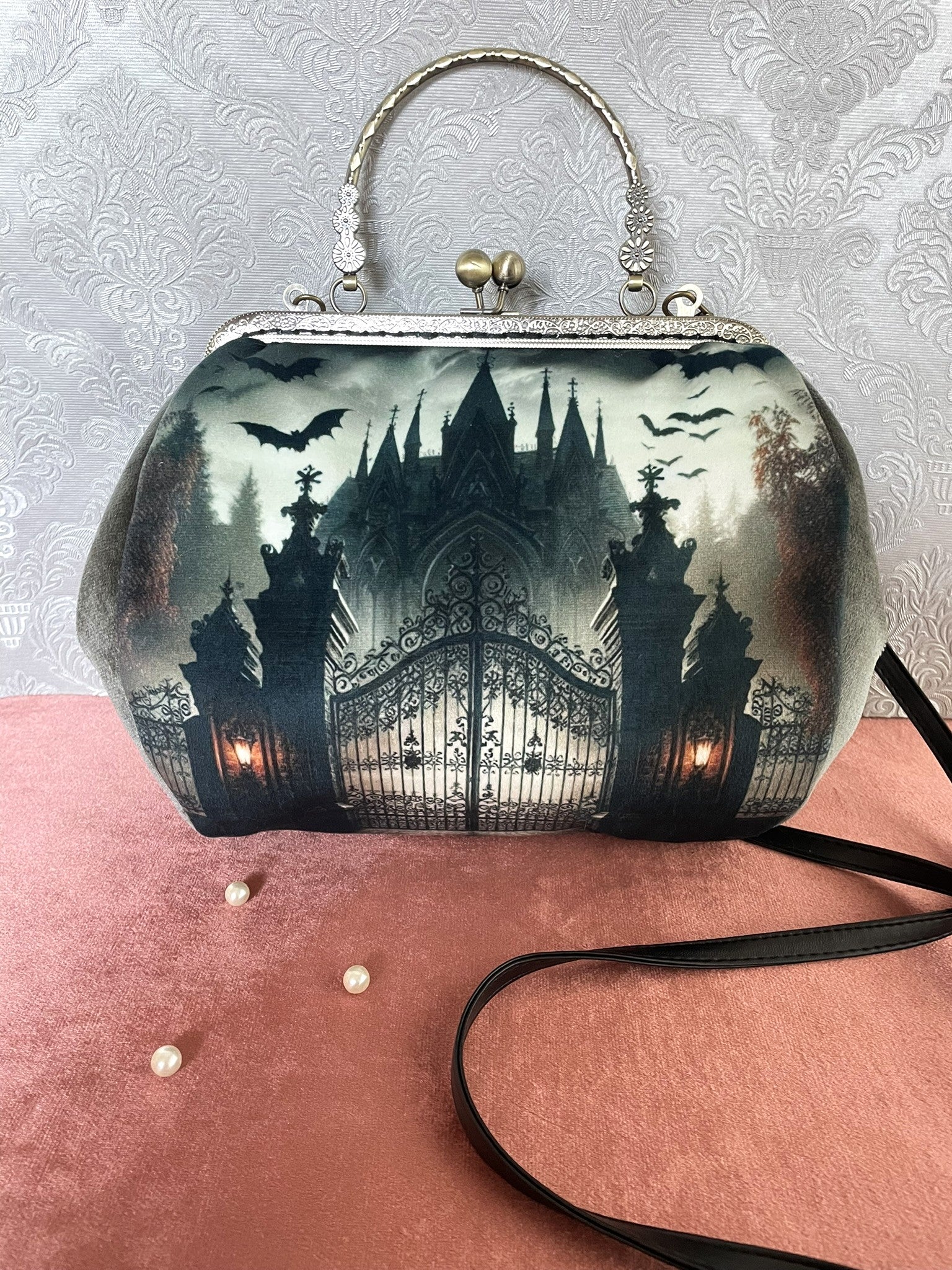 Détail de l'impression sur velours : château néo-gothique, portail en fer forgé et chauves-souris.