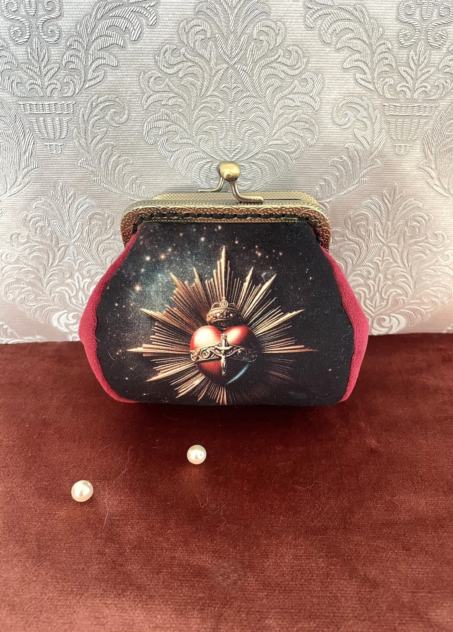 Porte-monnaie rétro avec illustration de Sacré-Cœur enflammé irradiant sur fond de ciel étoilé et côtés en velours rouge carmin, création artisanale.