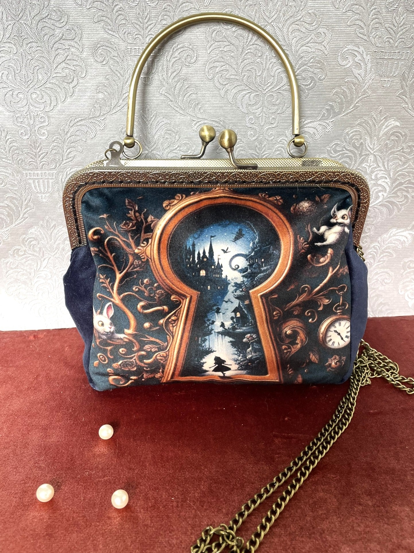 Détail côté velours bleu nuit et chaîne bronze pochette artisanale Le Comptoir de Suzanne.